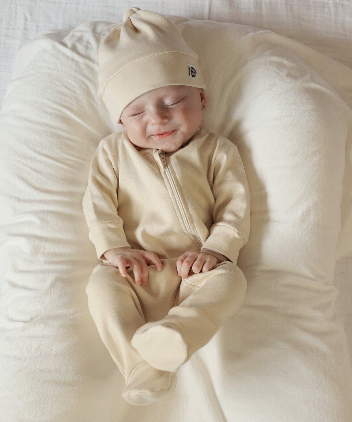 Conjunto-bebe-saida-maternidade-macacao-ziper-com-pe-touca-manta-luvinha-bebe-unissex-minimalista-liso-bege-sand-3.jpg