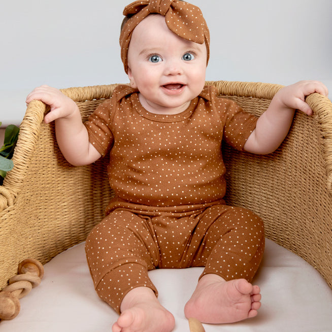 Conjunto-body-e-calca-bebe-bolinhas-outono-caramelo-bebe-unissex-minimalista.jpg