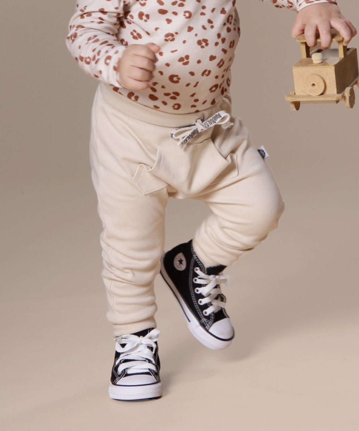 Conjunto-body-e-calca-bolsao-liso-sand-bege-claro-2.jpg