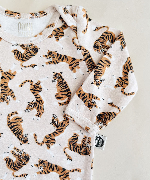Conjunto-body-manga-curta-calca-harem-tigres-tiger-bebe-minimalista-7.jpg
