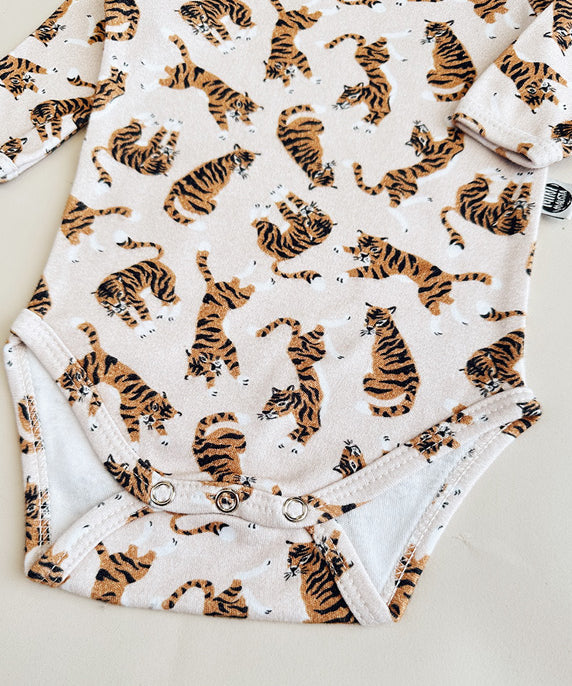 Conjunto-body-manga-curta-calca-harem-tigres-tiger-bebe-minimalista-9.jpg