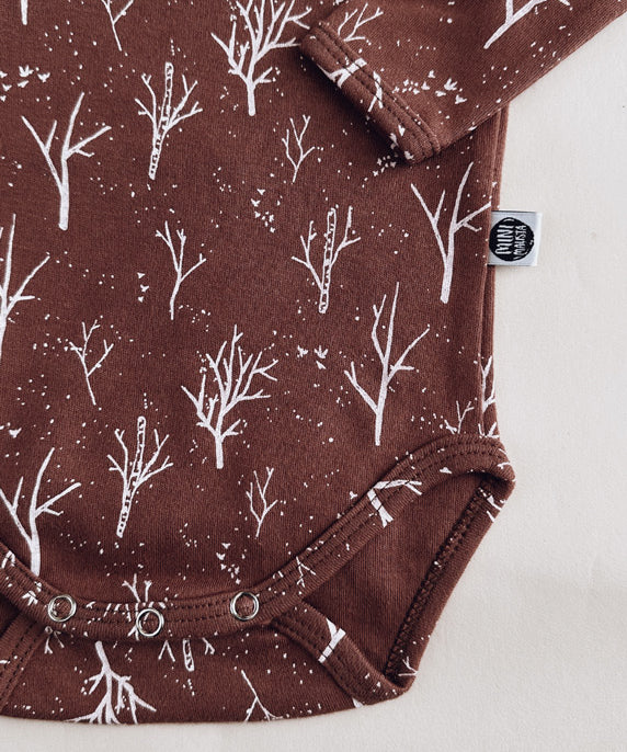 Conjunto-body-manga-curta-calca-harem-twig-marrom-galhos-inverno-minimalista-beby-3.jpg