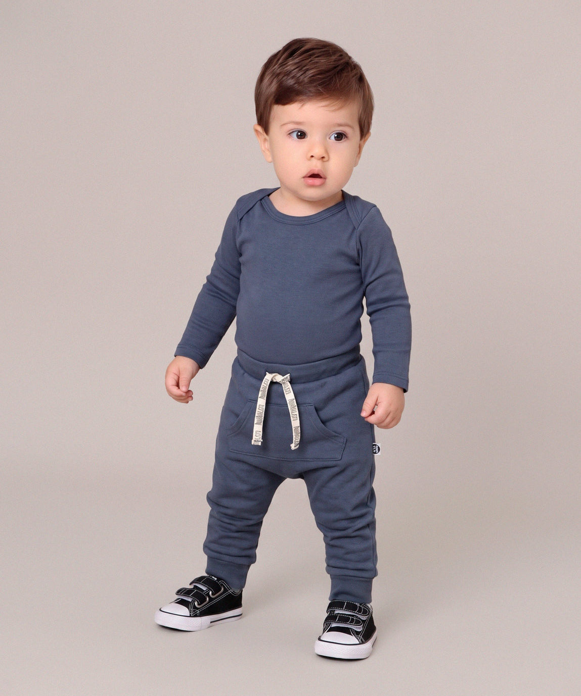 Conjunto-body-manga-longa-e-calca-bolsao-bebe-menino-masculino-liso-azul-escuro-azul-oxford-algodao-egipcio-minimalista-baby-2.jpg
