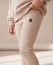 MiniMalista Conjunto Moletom + Calça Canelada Liso Bege Claro vista frontal. Look monocromático infantil 100% algodão, moletom peluciado oversized + calça canelada slim ajustada, conjunto unissex menino e menina para bebê e criança, do bebê de 0-3 meses aos 5-6 anos.