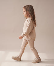 Calça Canelada Slim Liso Bege Claro MiniMalista — calça infantil unissex 100% algodão em ribana, caimento slim ajustado, bege claro coringa que combina com tudo do guarda-roupa, do bebê de 0-3 meses aos 5-6 anos.