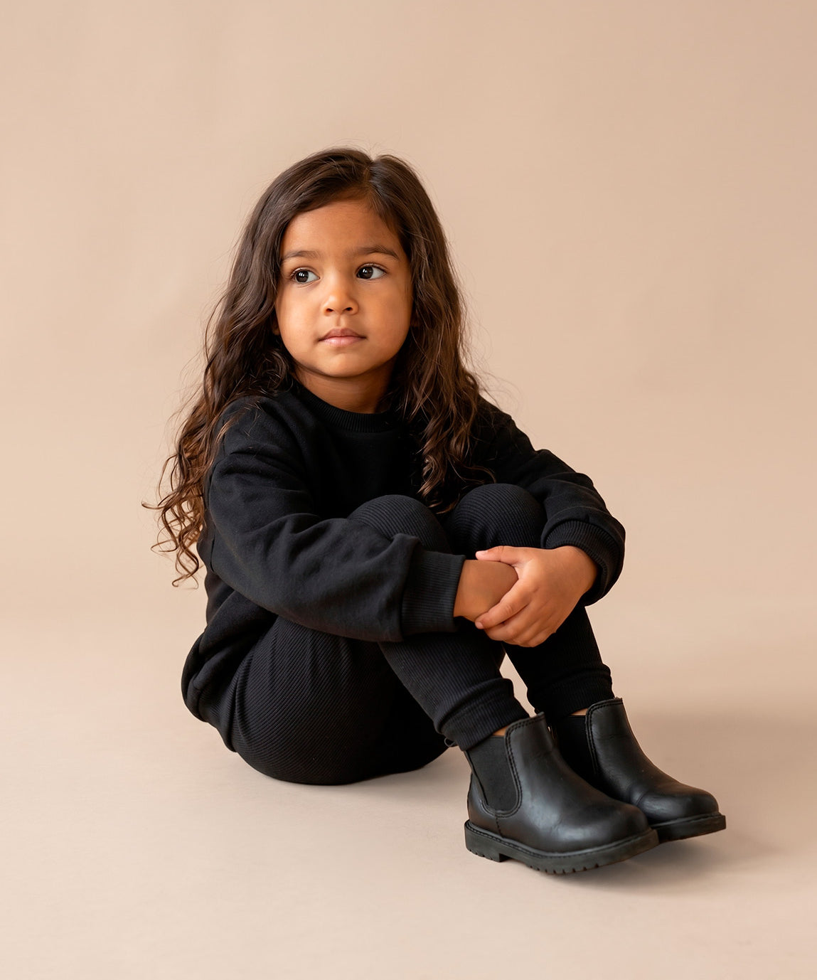 MiniMalista Conjunto Moletom + Calça Canelada Liso Preto — detalhe calça canelada slim em ribana elástica, ajuste perfeito no tornozelo. Conjunto infantil 100% algodão unissex, look elegante de inverno para bebê e criança.