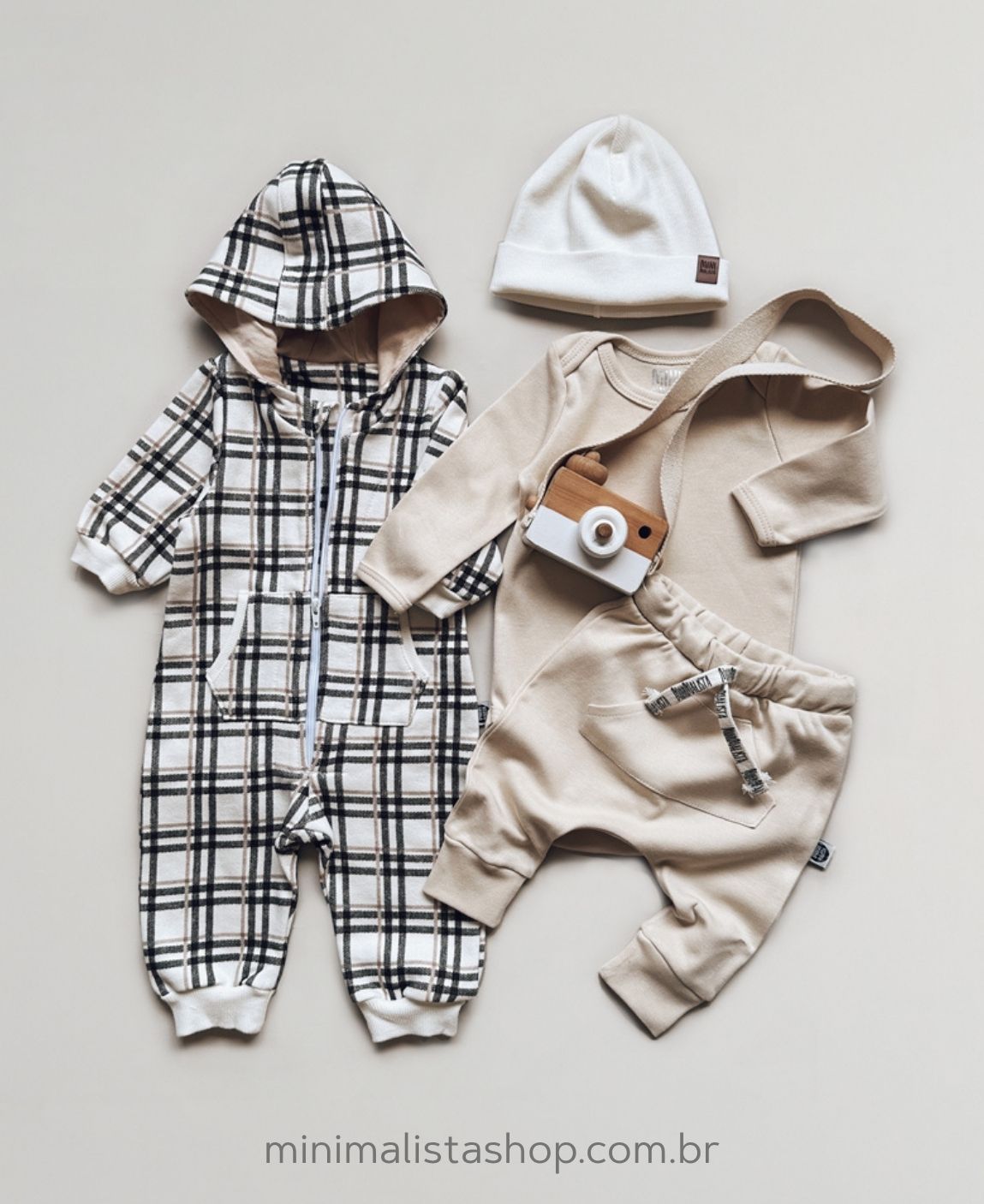 Conjunto-macacao-capuz-bebe-xadrez-plaid-e-body-e-calca-liso-sand-minimalista-3.jpg