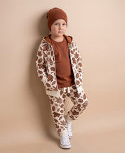 Conjunto Moletom Peluciado Fall MiniMalista Baby — Casaco Moletom com Capuz + Zíper + Bolsos sobre Calça Moletom peluciada em estampa folhagem outonal allover, look unissex 100% algodão do RN aos 5-6 anos.