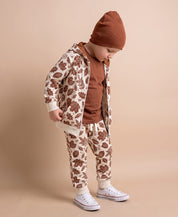 Conjunto Moletom Peluciado Fall MiniMalista Baby — look coordenado unissex casaco + calça em estampa folhagem outonal allover, ideal pra terceira camada sobre peças caneladas, do RN aos 5-6 anos.