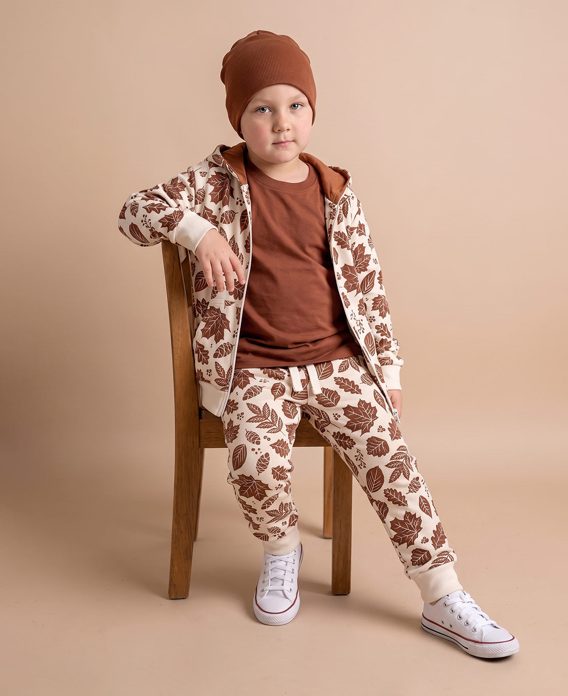 Calça Moletom Fall Infantil vestida em bebê - Estampa folhagem outono