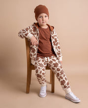 Calça Moletom Fall Infantil vestida em bebê - Estampa folhagem outono