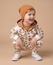 Look completo Conjunto Moletom Laurel MiniMalista — estampa folhagem caramelo com verde, ideal pra 8°C a 18°C, do RN aos 5-6 anos