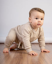 Conjunto Moletom Peluciado Bege Claro flatlay MiniMalista Baby — Moletom Básico + Calça Moletom peluciada, tom Bege Claro suave escandinavo, algodão 100% antialérgico do RN aos 5-6 anos.