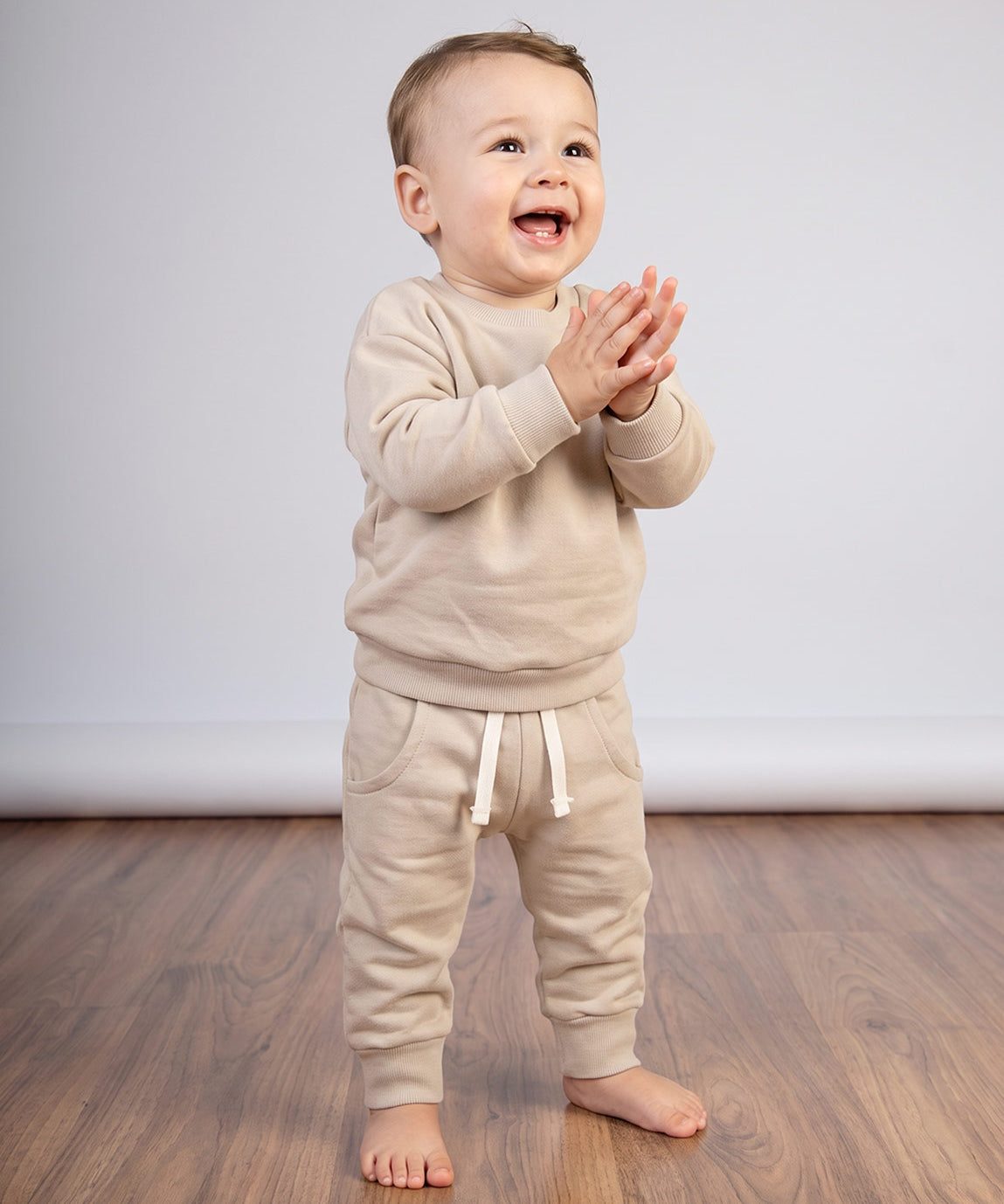 Calça Moletom Jogger Bege Claro em bebê — conjunto monocromático com moletom Liso Beige. 100% algodão antialérgico da MiniMalista Baby, marca fundada por mãe pra pele sensível de criança.