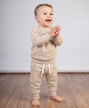Calça Moletom Jogger Bege Claro em bebê — conjunto monocromático com moletom Liso Beige. 100% algodão antialérgico da MiniMalista Baby, marca fundada por mãe pra pele sensível de criança.