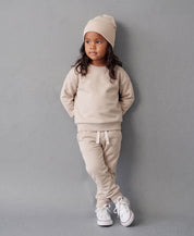Conjunto Moletom Peluciado Bege Claro em criança MiniMalista Baby — look coordenado unissex do Moletom Básico + Calça Moletom peluciada, algodão premium antialérgico, escala granular do RN aos 5-6 anos.