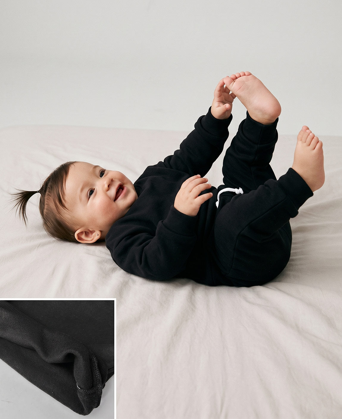 Conjunto Moletom Peluciado Liso Preto em bebê MiniMalista — look coordenado unissex Moletom + Calça monocromáticos, 100% algodão peluciado antialérgico, marca criada por mãe de criança alérgica.