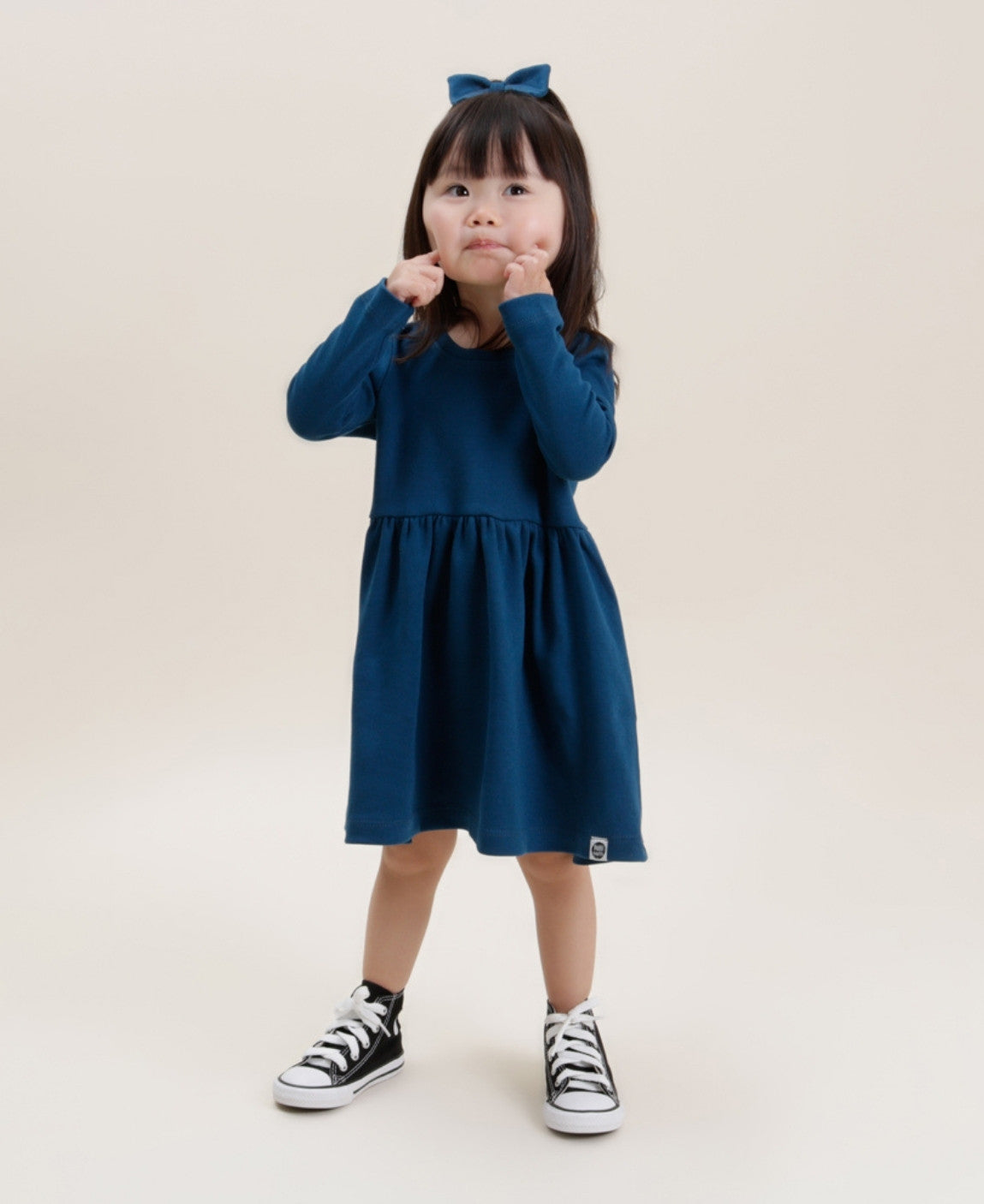 Look completo Vestido + Laço Jacaré Azul Sky MiniMalista Baby — vestido menina em algodão hipoalergênico com proteção solar UV50+ certificada AS/NZS 4399:1996, ideal para inverno