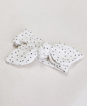 Detalhe da Faixinha de Cabelo Bolinhas Claro em malha de algodão premium com elástico suave que não aperta a cabecinha — MiniMalista Baby
