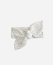 Faixinha de Cabelo Infantil Bolinhas Claro (poá escuro sobre Branco Off) para bebê menina — Coleção Back to Basics — 100% algodão, elástico suave — MiniMalista Baby