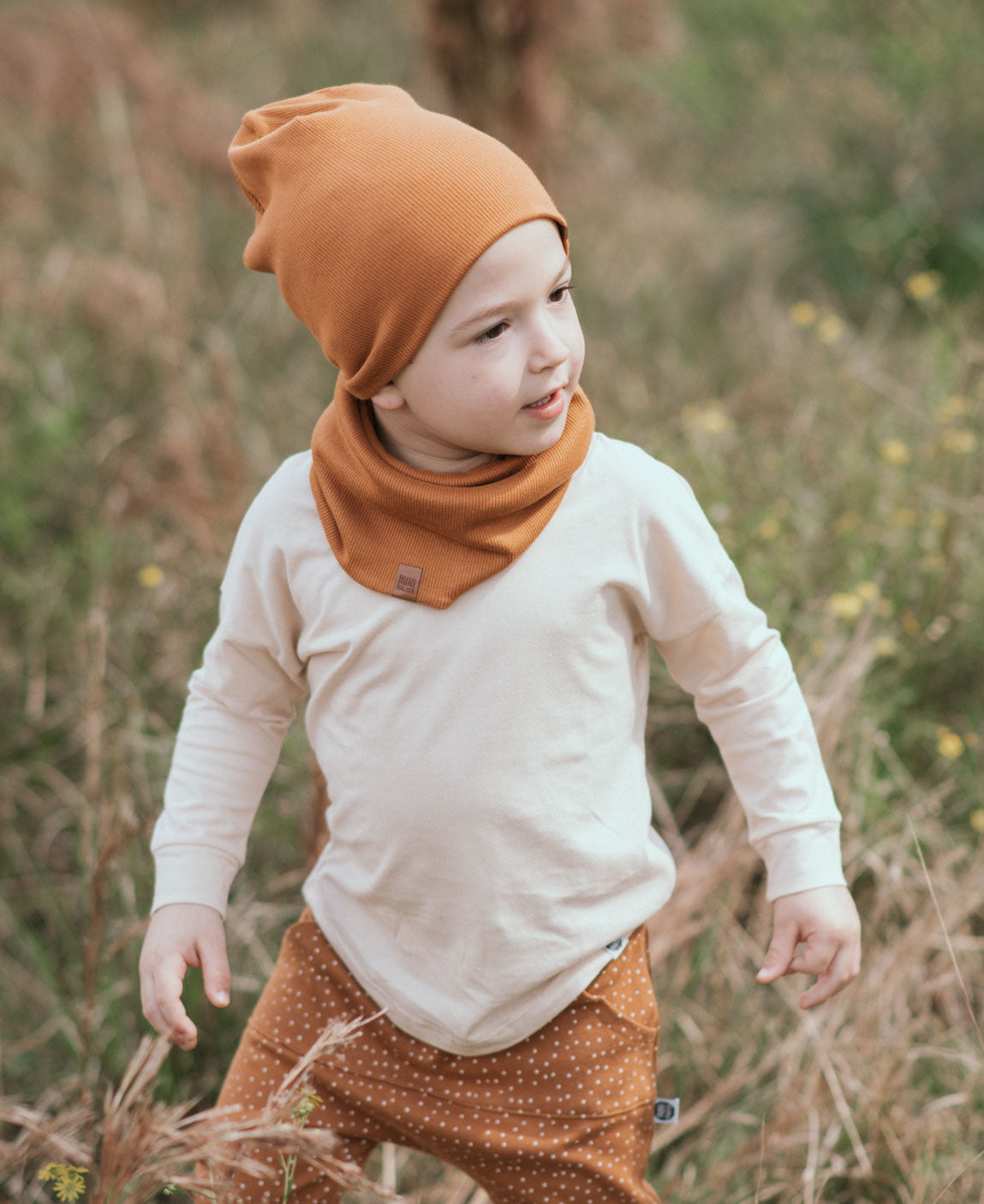 Gorro-canelado-goldie-scarf-calca-bolsao-bolinhas-outono-camiseta-capuz-beige.jpg