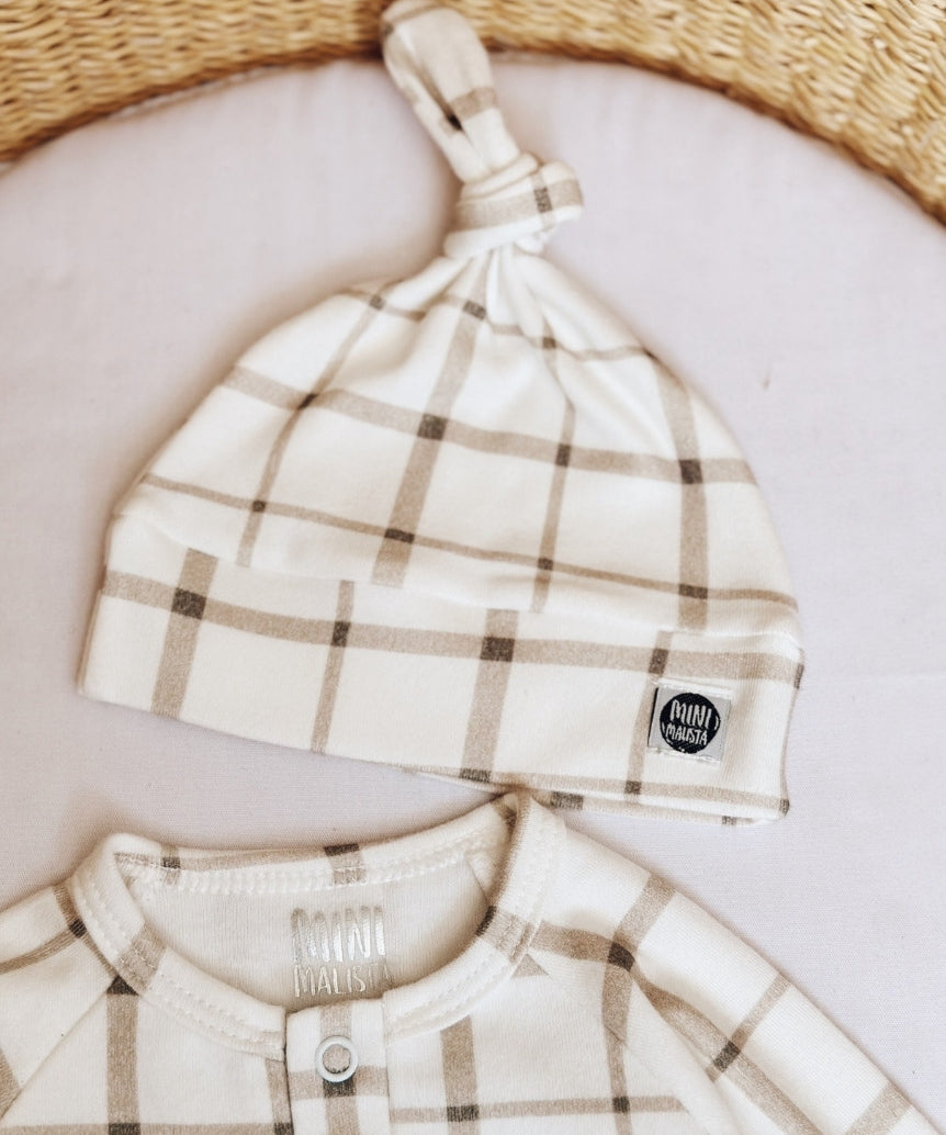 O Kit Bebê Macacão Minimalista 3 Peças | Xadrez Verão é a escolha perfeita para unir beleza, praticidade e segurança nos primeiros dias do bebê. 5
