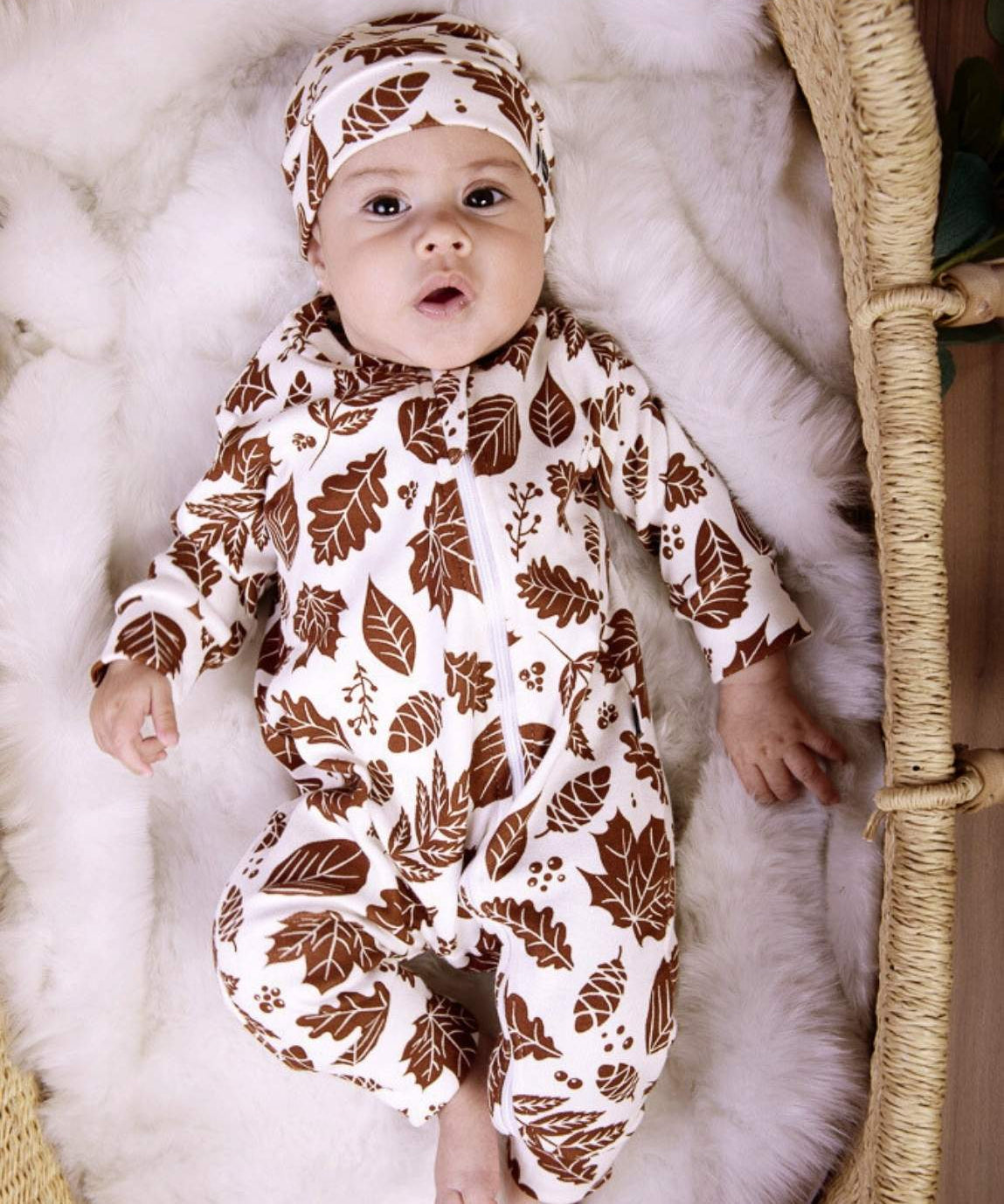 Macacao-ziper-bebe-minimalista-baby-com-pe-sem-pe-outono-menino-folhas-secas-fall-2_e82dfee4-8ac4-4caa-ac2e-8f21cbee51f3.jpg