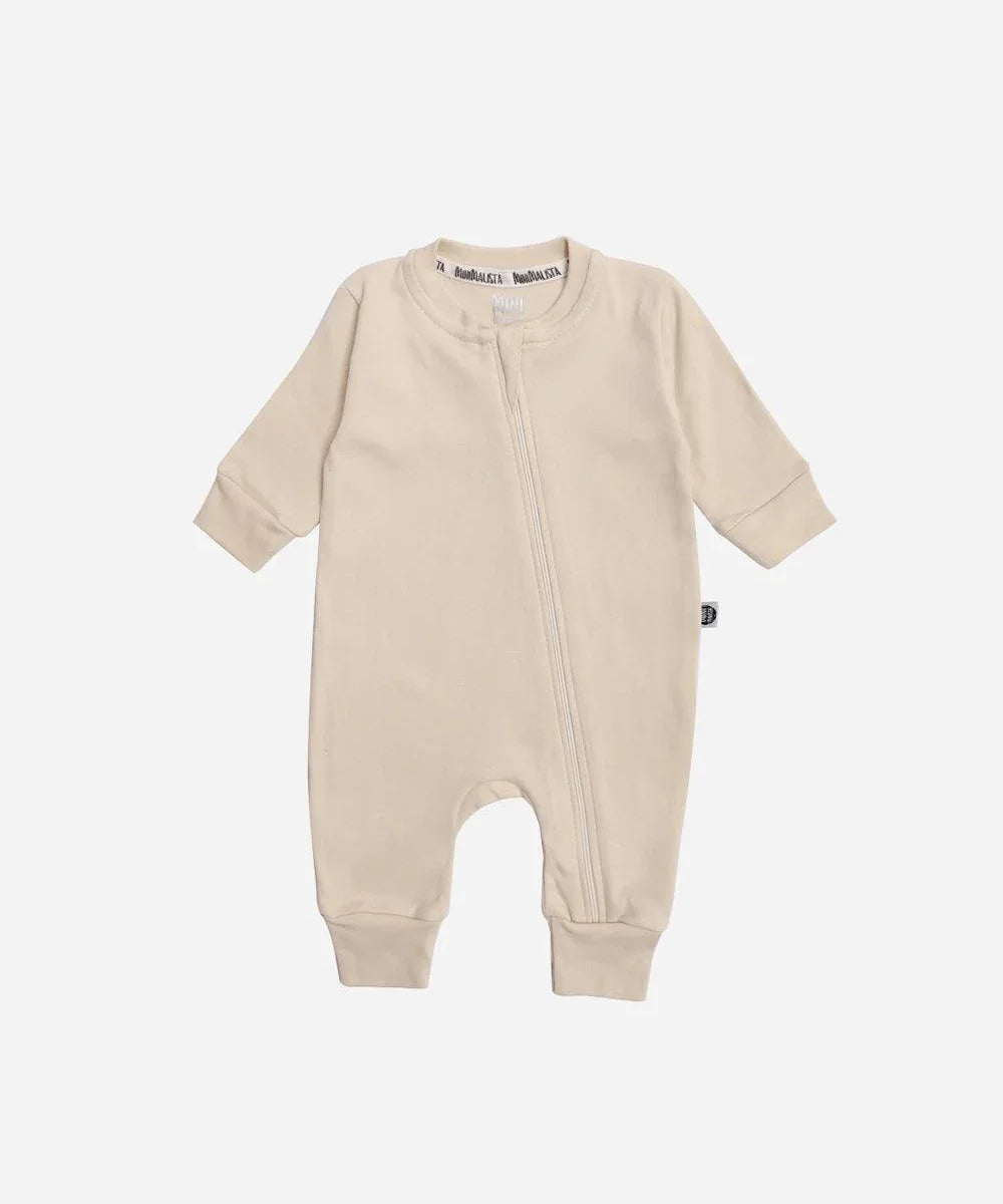 Macacao-ziper-bebe-minimalista-liso-sand.jpg
