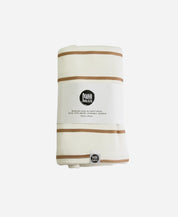MiniMalista Manta de Malha de Algodão para Bebês em Listras Caramelo, vista frontal. Listras caramelo e Branco Off, 100% algodão, 80x100cm. Manta de bebê unissex para passeio, amamentação e berço.