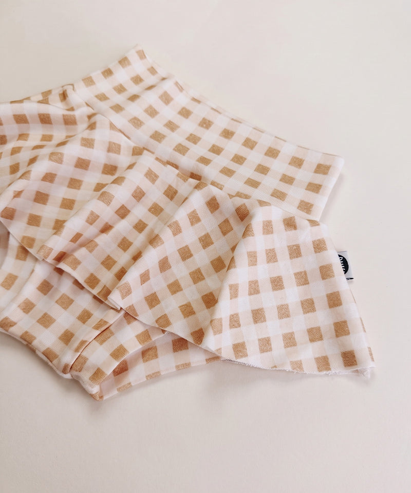 Saia-boomies-com-shorts-bebe-menina-algodao-xadrez-vichy-bege-minimalista-detalhe-2.jpg