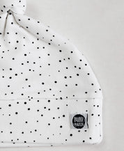 Outro detalhe do poá Bolinhas Claro e do acabamento da Touca Nó Recém-Nascido em algodão 100% com estamparia atóxica — MiniMalista Baby
