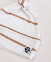 Detalhe da touca nó Listras Caramelo — nozinho charmoso e malha lisinha de algodão premium pra saída de maternidade — MiniMalista Baby