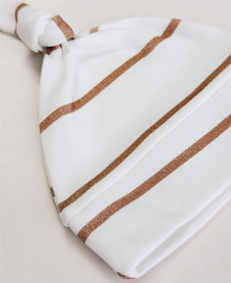 Touca com nó Listras Caramelo para bebê recém-nascido, vista frontal — listras caramelo alternadas com Branco Off em malha de algodão sem textura — MiniMalista Baby
