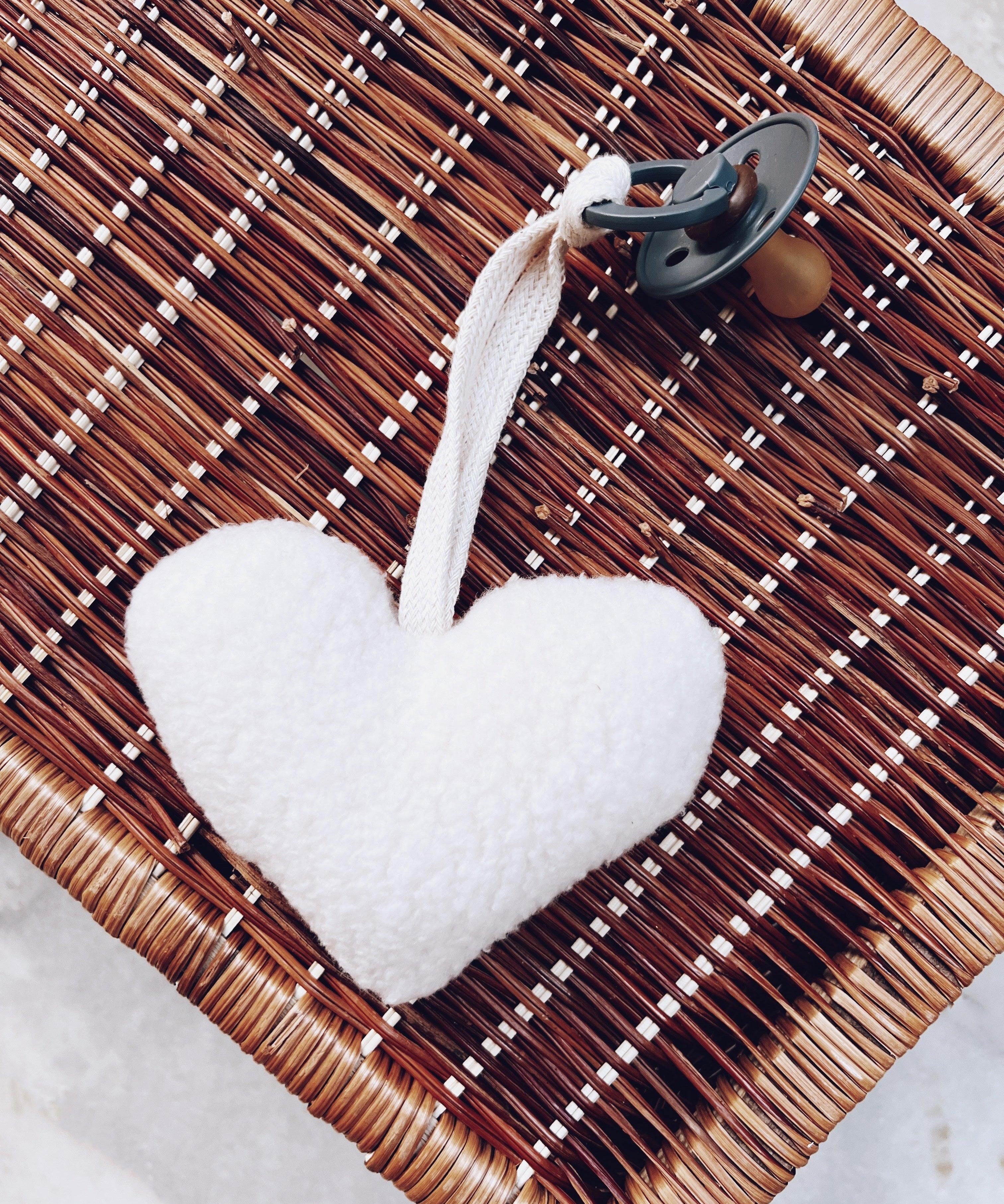 Acessório de Chupeta Teddy Heart Branco Off - MiniMalista Baby - 0.3, Ano Novo, b2b, Baby, black-friday, com-desconto-mm10, Meia Estação, Menina, Neutro, Reveillon, Unissex -bebê-minimalista-estiloso