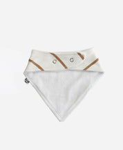 MiniMalista Babador Bandana Listras Caramelo, vista de costas com os 2 botões de ajuste no pescoço. Babador de bebê em algodão, bandana bib unissex para menino e menina.