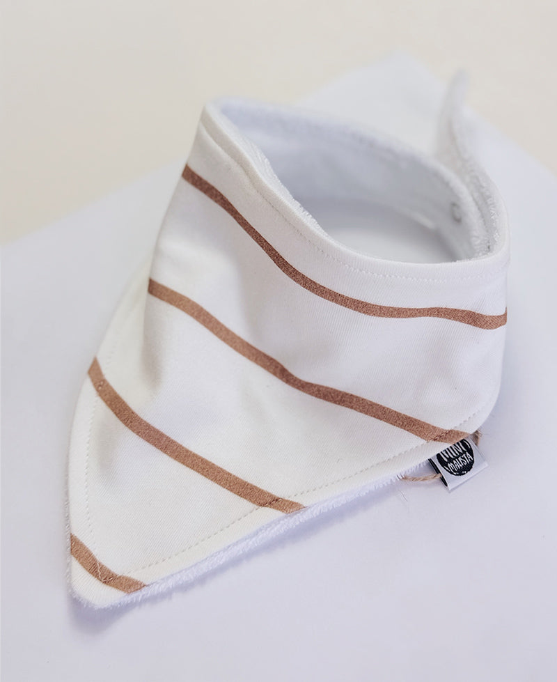 Detalhe das listras caramelo e da malha de algodão do Babador Bandana MiniMalista. Babador de bebê unissex, estampa atóxica, acabamento macio.