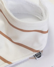 Etiqueta MiniMalista Baby no Babador Bandana Listras Caramelo. Babador de bebê em 100% algodão, listras caramelo e Branco Off, unissex para menino e menina.