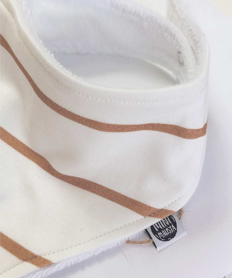 Etiqueta MiniMalista Baby no Babador Bandana Listras Caramelo. Babador de bebê em 100% algodão, listras caramelo e Branco Off, unissex para menino e menina.
