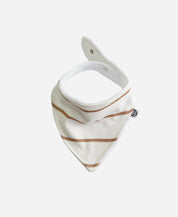 MiniMalista Babador Bandana Unissex em Listras Caramelo, vista frontal. Listras caramelo e Branco Off, 100% algodão. Babador de bebê estilo lenço, bandana bib unissex para menino e menina.