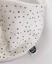 Detalhe das bolinhas delicadas e da malha de algodão do Babador Bandana Bolinhas Claro MiniMalista. Babador de bebê unissex, estampa atóxica, acabamento macio.