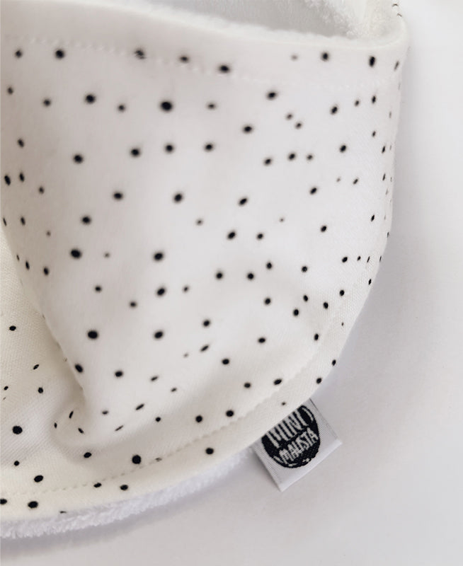 Detalhe das bolinhas delicadas e da malha de algodão do Babador Bandana Bolinhas Claro MiniMalista. Babador de bebê unissex, estampa atóxica, acabamento macio.