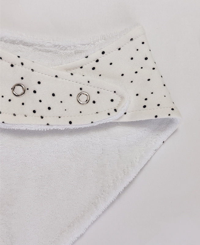Detalhe do acabamento e da costura do Babador Bandana Bolinhas Claro MiniMalista. Babador de bebê em algodão premium, bandana bib unissex para menino e menina.