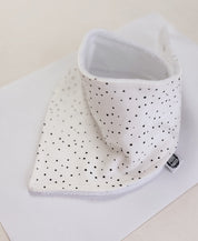 Detalhe do tecido duplo e do fundo absorvente do Babador Bandana Bolinhas Claro MiniMalista. Babador de bebê em algodão que protege a roupinha, unissex menino e menina.