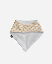 MiniMalista Babador Bandana Vichy Bege, vista de costas com os 2 botões de ajuste no pescoço. Babador de bebê em algodão, bandana bib unissex para menino e menina.