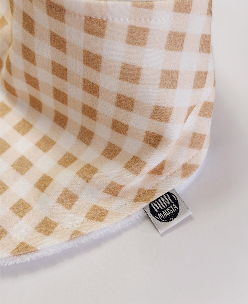 Etiqueta MiniMalista Baby no Babador Bandana Vichy Bege. Babador de bebê em 100% algodão, xadrez vichy bege, unissex para menino e menina.