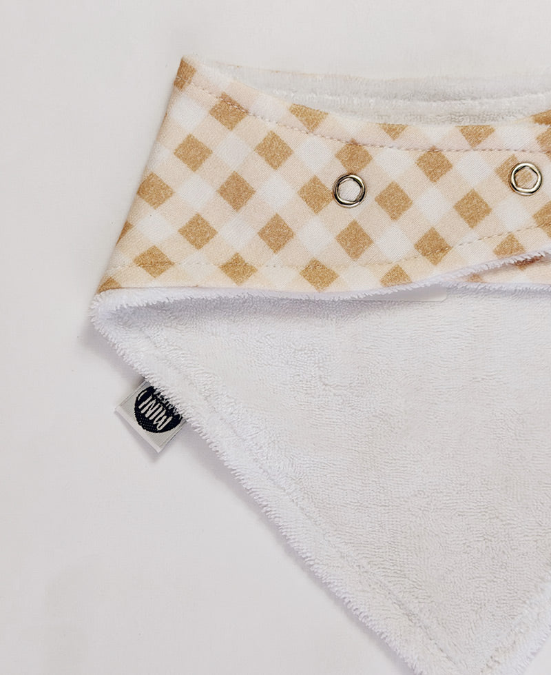 Forro do Babador Bandana Vichy Bege MiniMalista, tecido duplo com fundo absorvente. Babador de bebê em algodão que protege a roupinha, unissex menino e menina.