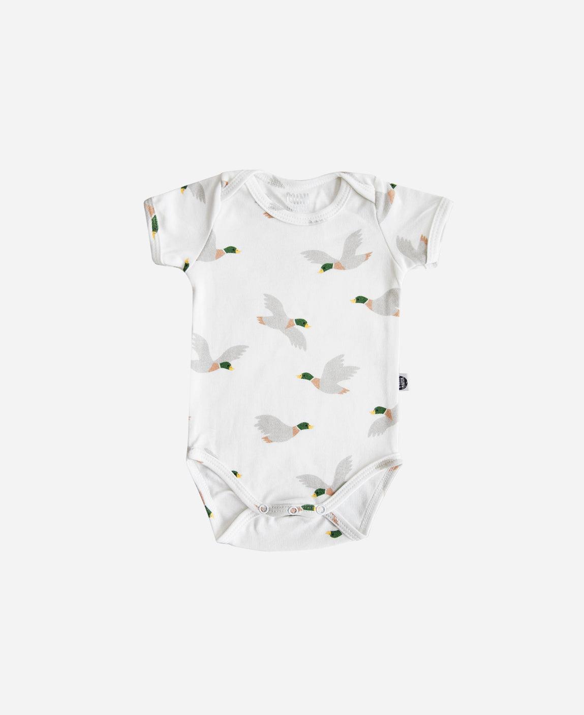 body-de-bebe-manga-curta-unissex-mallard-duck-minimalista-baby-body-de-bebe-manga-curta-unissex-mallard-duck-minimalista-baby-b2b-baby-com-desconto-mm10-meia-estacao-menino-tab-tam-bo.jpg