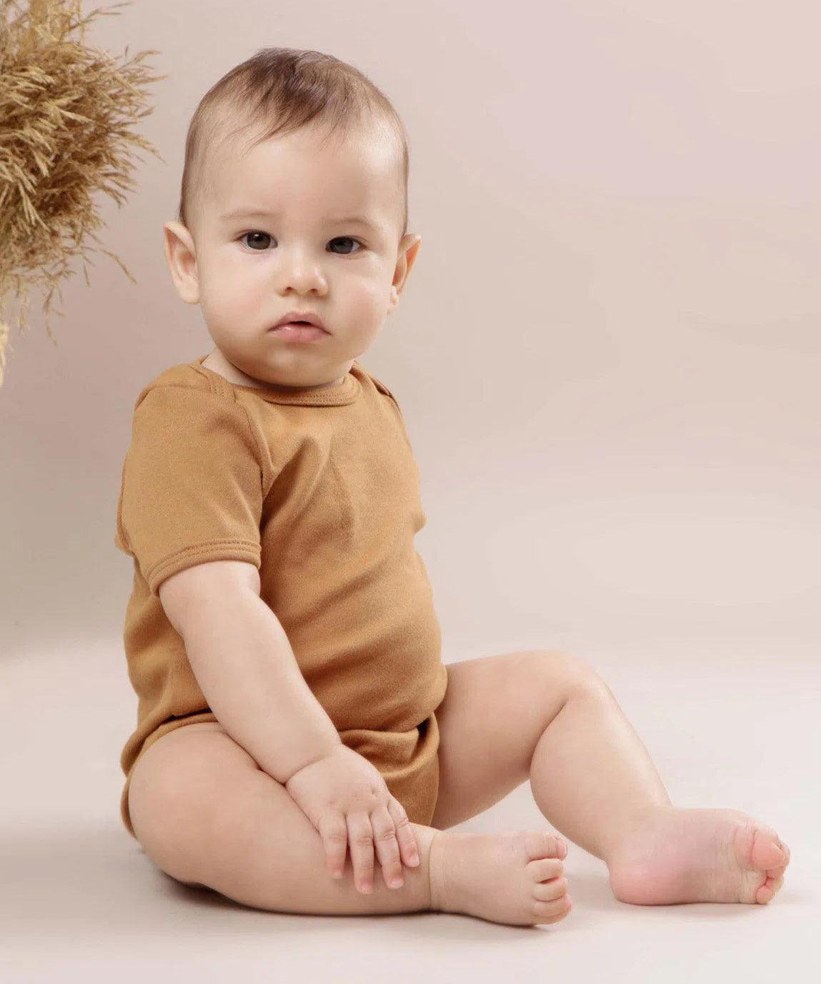 Body de Bebê Manga Curta Unissex MiniMalista | Liso Goldie - MiniMalista Baby - 0.3, b2b, Baby, black-friday, com-desconto-mm10, Meia Estação, Menina, Menino, Neutro, tab-tam-body-curto, Unissex -bebê-minimalista-estiloso