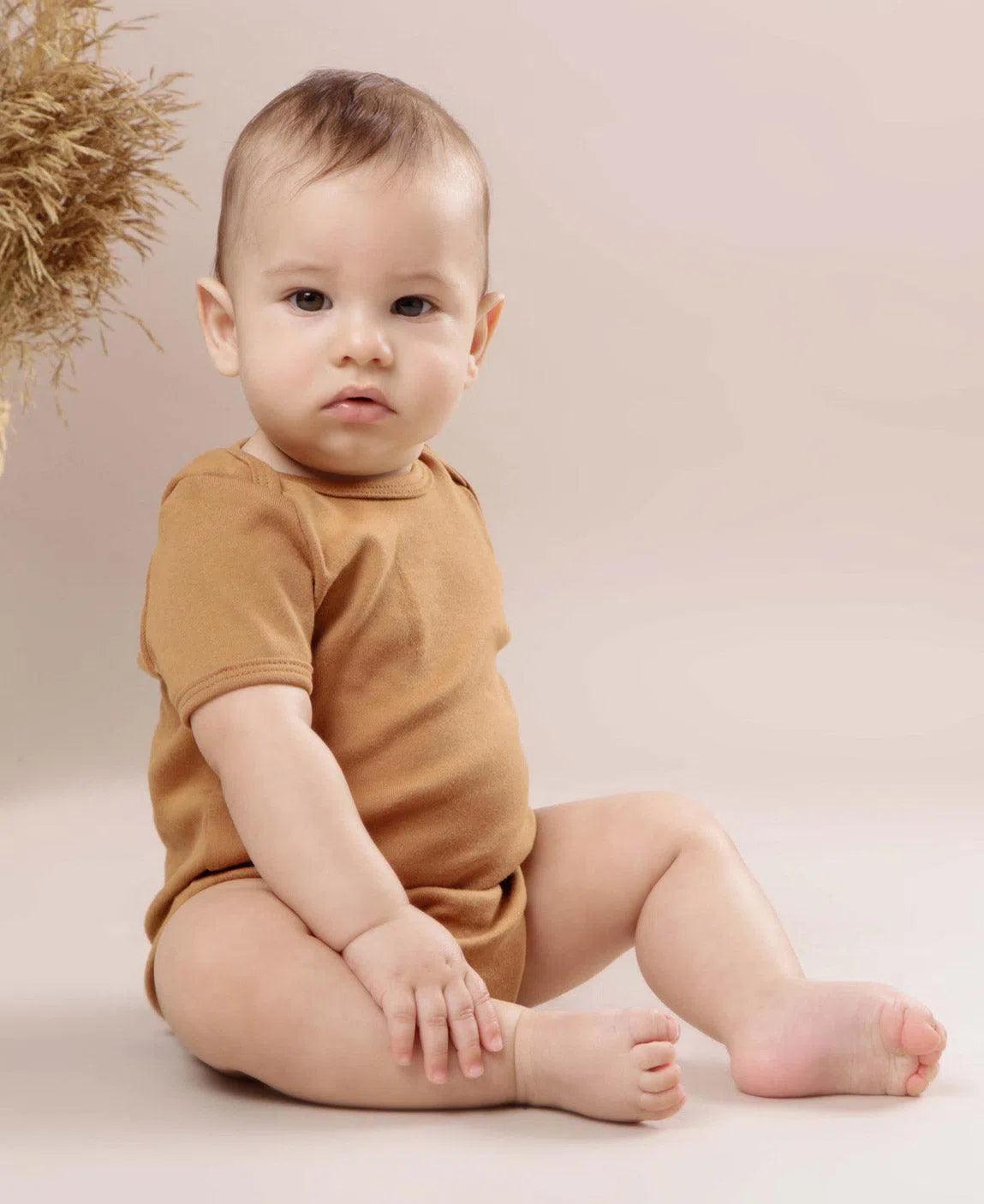 Body de Bebê Manga Curta Unissex MiniMalista | Liso Goldie - MiniMalista Baby - 0.3, b2b, Baby, black-friday, com-desconto-mm10, Meia Estação, Menina, Menino, Neutro, tab-tam-body-curto, Unissex -bebê-minimalista-estiloso