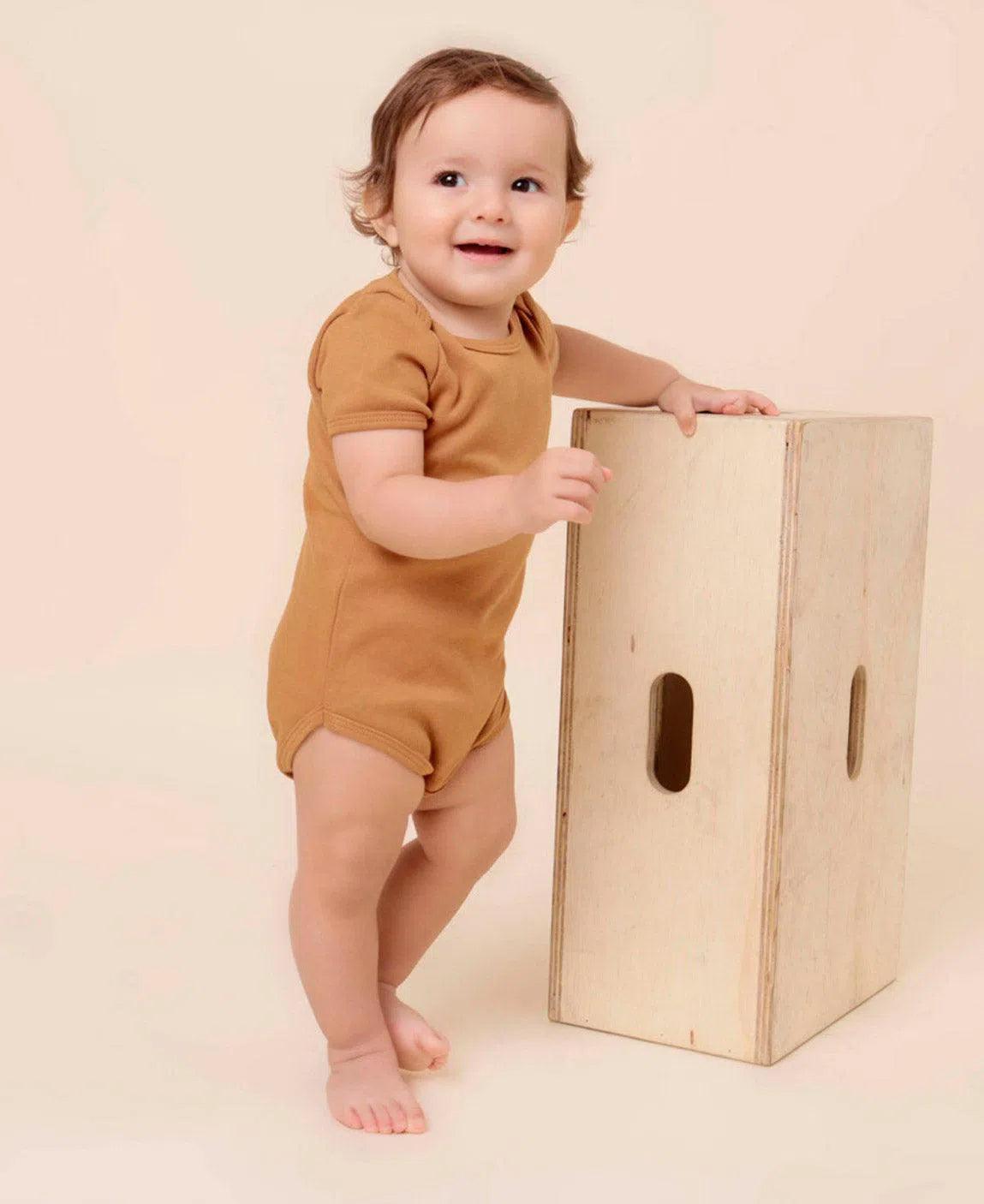 Body de Bebê Manga Curta Unissex MiniMalista | Liso Goldie - MiniMalista Baby - 0.3, b2b, Baby, black-friday, com-desconto-mm10, Meia Estação, Menina, Menino, Neutro, tab-tam-body-curto, Unissex -bebê-minimalista-estiloso